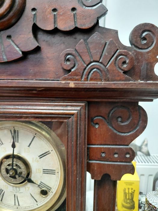 Vând ceas vechi cu pendul