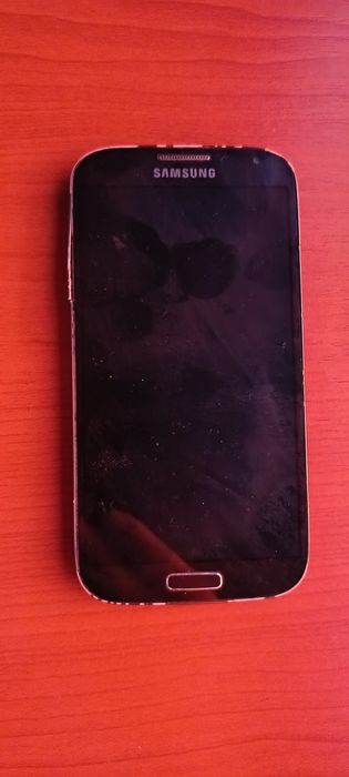 Telefon Samsung S4 mini  pentru piese scăpat în apă nu se aprinde ecranul plus o baterie nouă și o folie pentru ecran