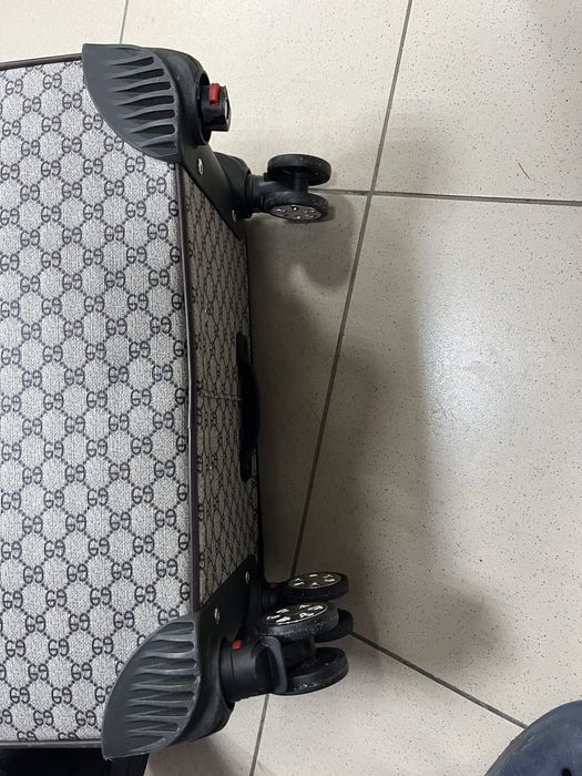 Продам чемодан новый