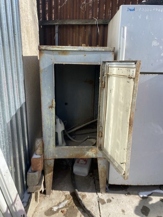 Продам железный шкаф