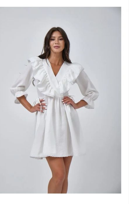 Белое платье, с рукавом,