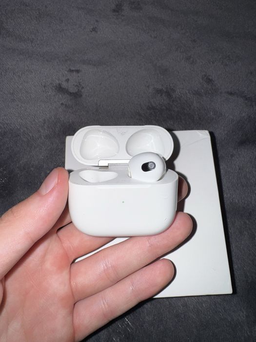AirPods 3 (кейс и правый наушник)