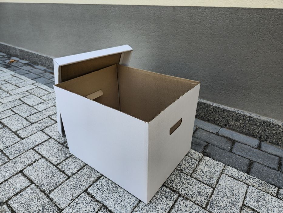 Белая коробка с крышкой