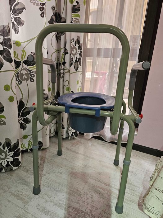 Тоалетен стол с подлакътници