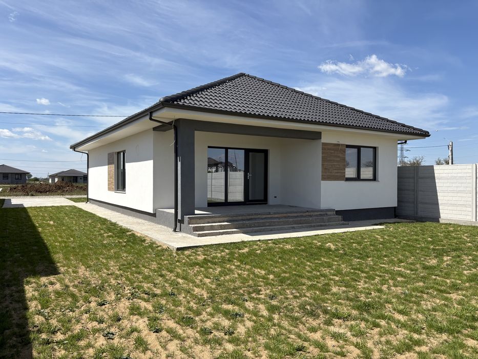 Casa noua cu PANOURI FOTOVOLTAICE, teren 553 mp, (utilitati complete)