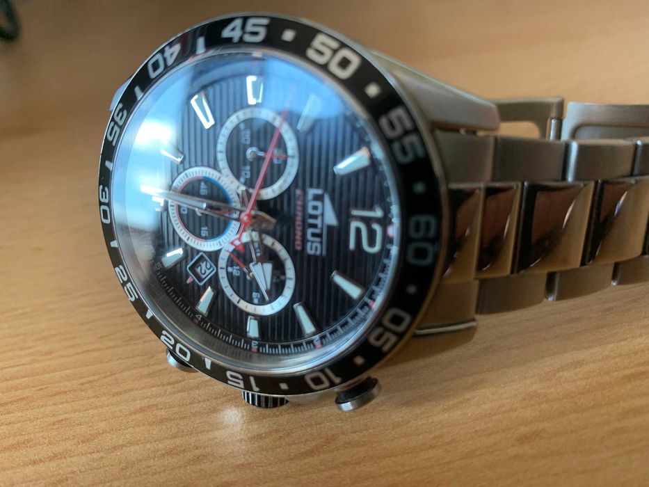 Часовници Lotus Chrono и Casio G-Shock