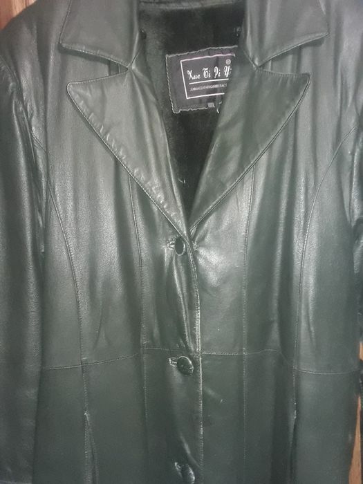 Кожаное женское пальто темно зелёного цвета