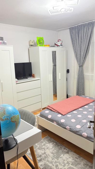 Vand apartament cu 2 camere  decomandat aer conditionat  , centrala proprie  , izolat termic