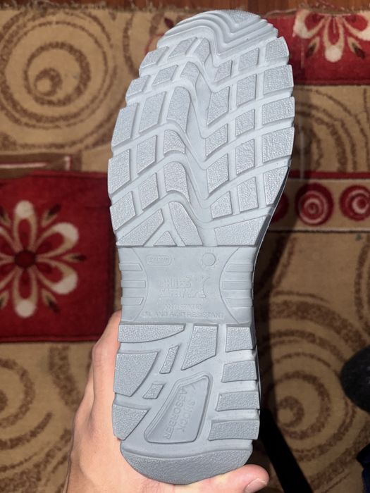 Продаётся рабочая одежда и обувь.