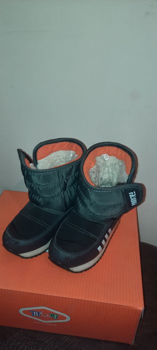 Продается детские угги и дутики на мальчика