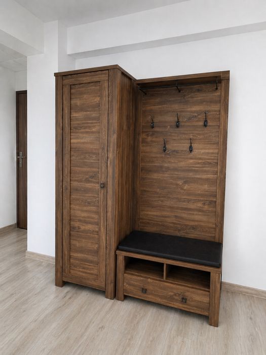 Mobilier hol complet – dulap + bancă cu cuier, finisaj lemn maro