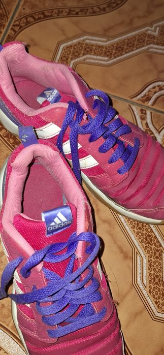 Adidasi marca Adidas