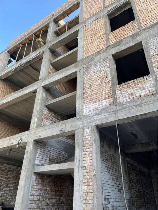 Юнусабад 14 Продается Здание 6,3 соток, 2 305м2. Коробка. Первая линия