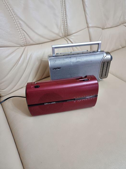 Radio portabil GRUNDING și SONY