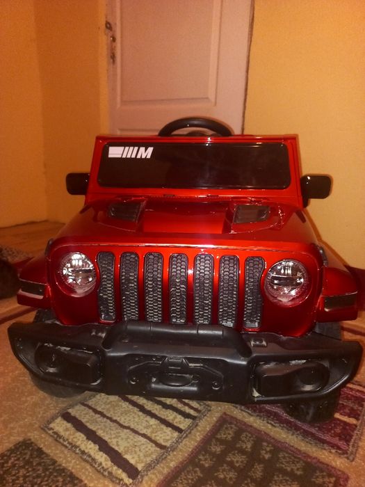 Продам машину красного цвета