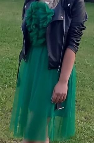 Елегантна коктейлна рокля с волани