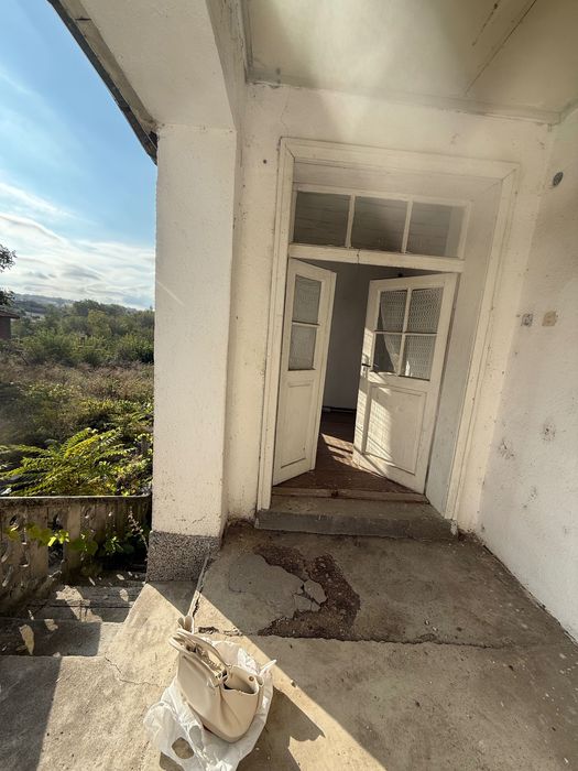 Двуетажна къща с голям двор и красива гледка