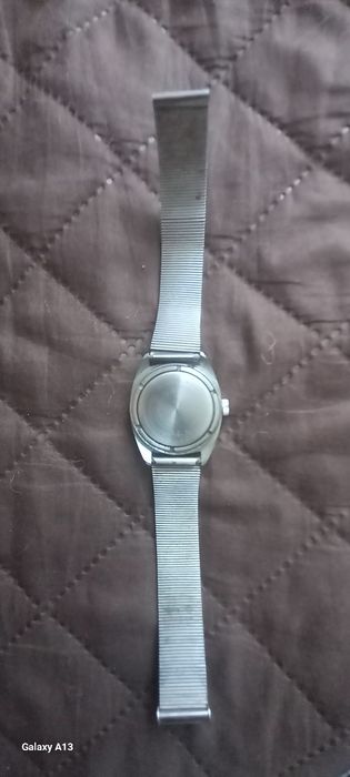 Продавам руски часовник Ракета..За ценители.с хубава метална верижка.