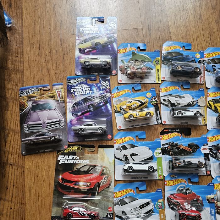 Колекция от Hot Wheels колички.