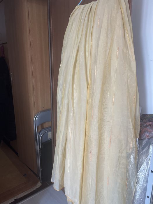 Vand o perdea draguta 9.50m latime/2.40m lungime