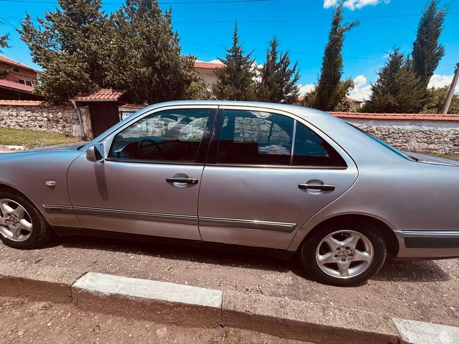 Продавам Mercedes E200