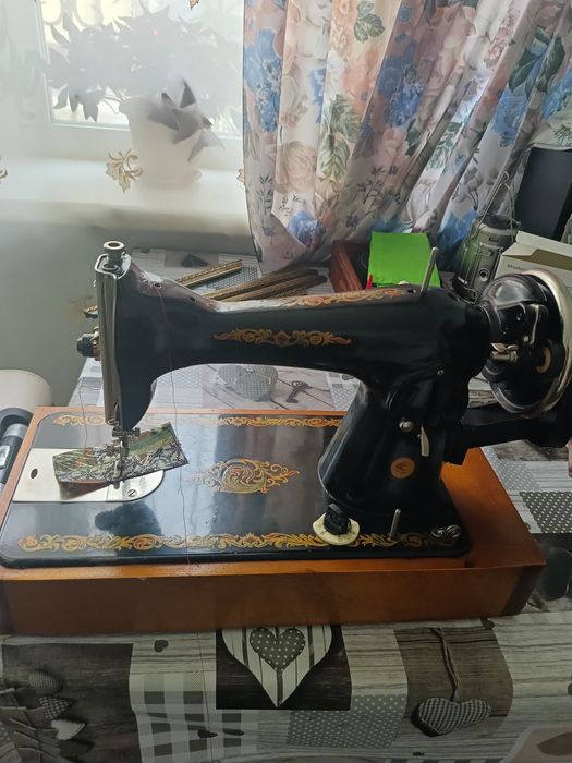 Продам машинку швейную