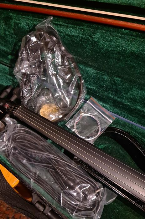 Продавам електрическа цигулка