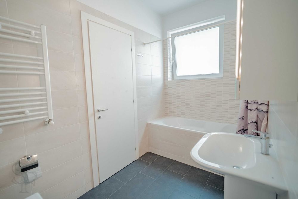 Apartament de 4 camere cu loc de parcare in Laguna Residence -