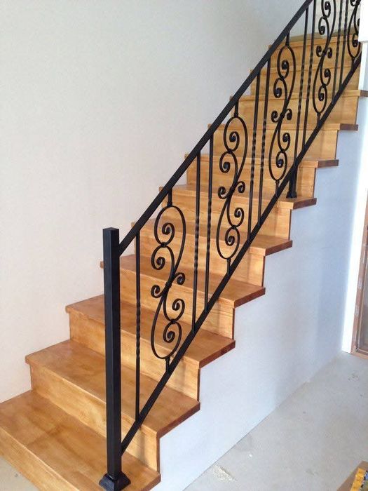 Porți, panouri de gard, balustrade din fier forjat și tablă decupată.