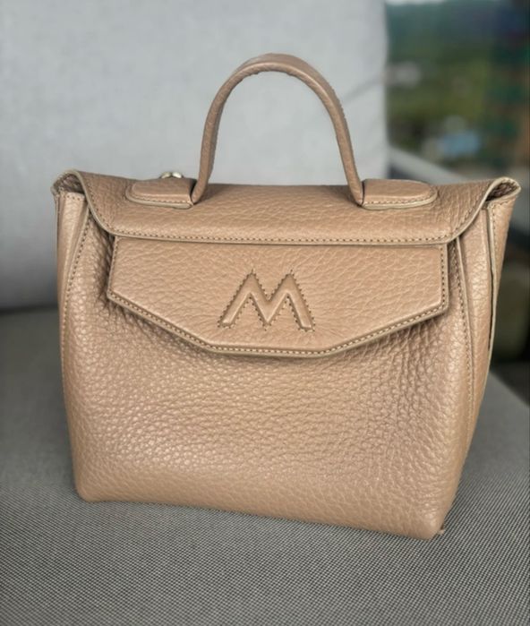 Caut Monday mini-Laura Maxim