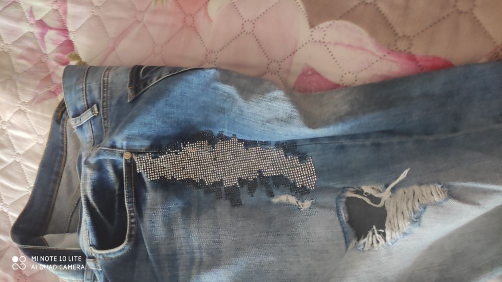 Два чифта дамски дънки