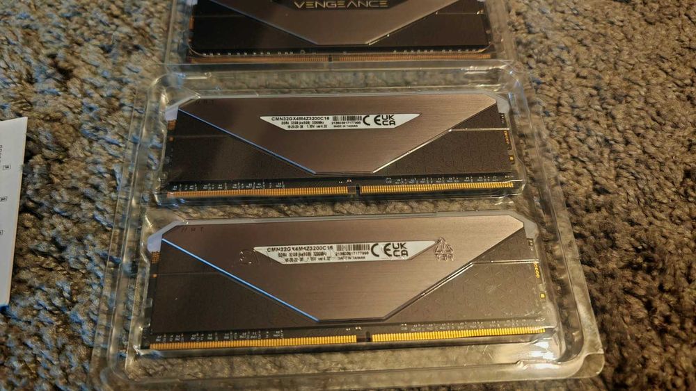 Рам памет Corsair Vengeance RGB RT Gunmetal 4x8GB 32GB DDR4 3200MHZ