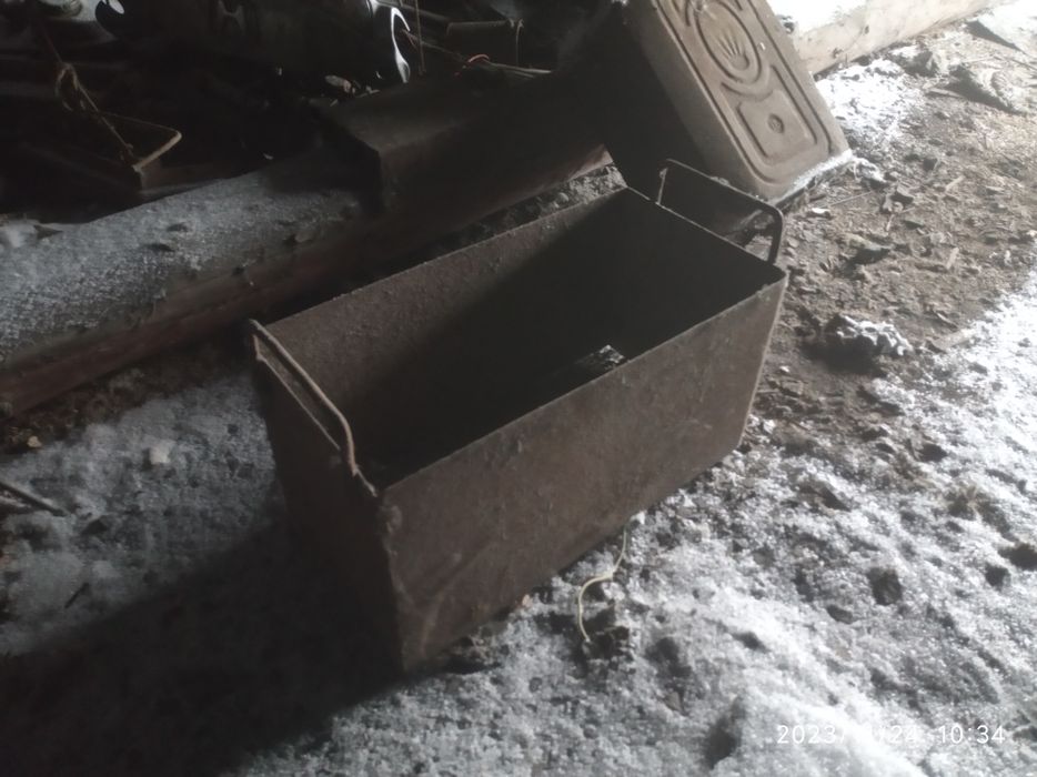 Продам недорого канистру формы дверцу