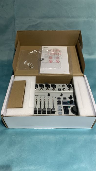 Цифровой микшерный пульт “Behringer Flow 8”