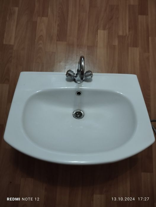 Продам раковину со смесителем, с сифоном