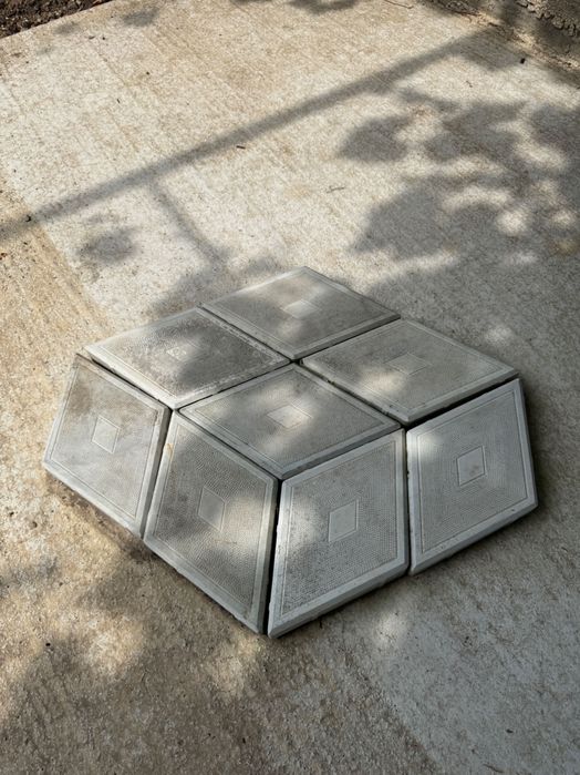 Pavele beton,în stare bună, potrivite pentru exterior. 35 lei/mp.Fără trimitere de curieri cu ridicare doar de la adresa.Mă puteți contacta în privat.