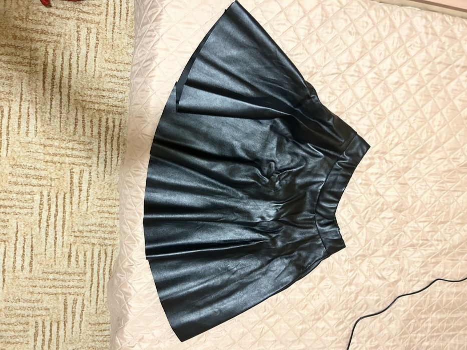 Черна кожена пола