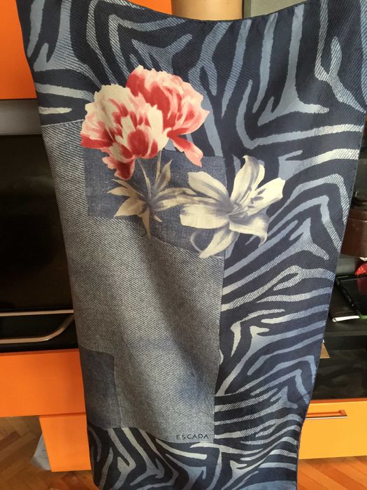 Копринен шал Escada