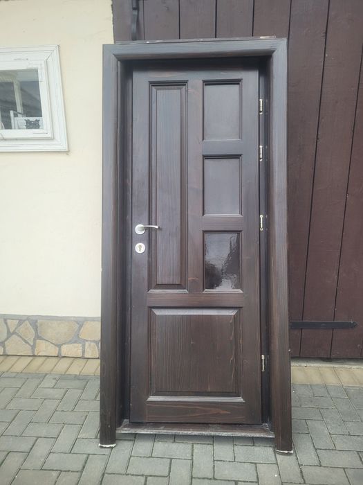 Usa din lemn masiv exterior sau interior
