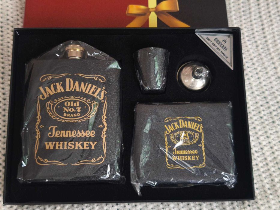 Премиум подаръчен комплект Jack Daniel’s: матово черна метална манерка + метална кутия за цигари (нов)