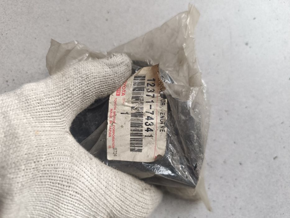 Подушка двигателя задняя Toyota