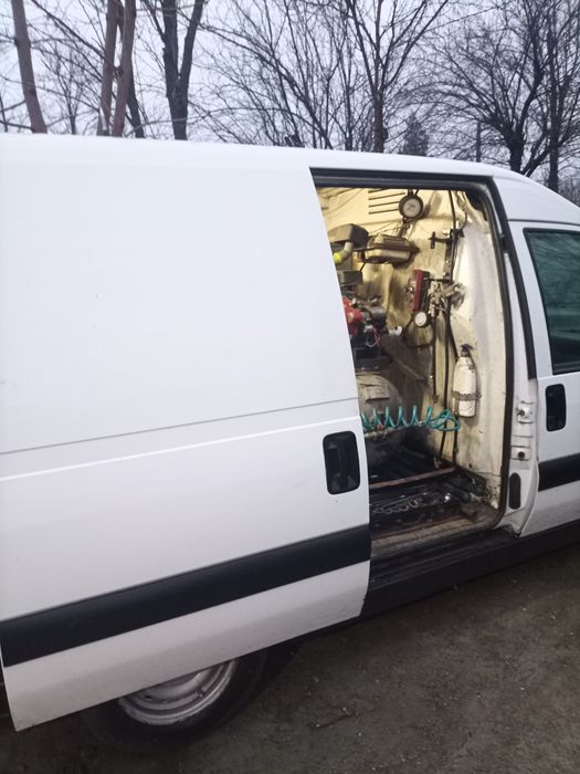Autoutilitara Peugeot expert echipata pentru vulcanizare mobila