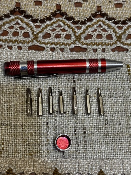 Продам отвертку с разными насадками