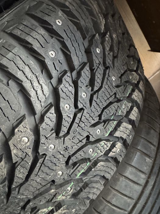 Один балон 275 45 R20 шипы, nokian.