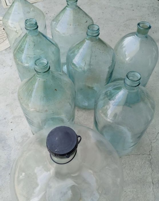 Продаётся бутыли  20 литровые.