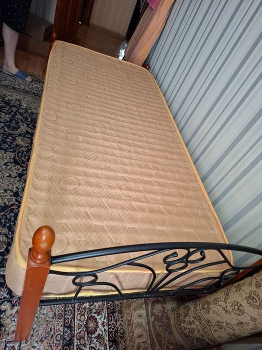 Кровать б/у ,с матрасом