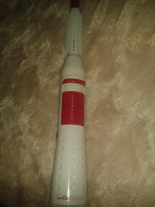 Ondulator de păr tip perie pe ALB cu roz