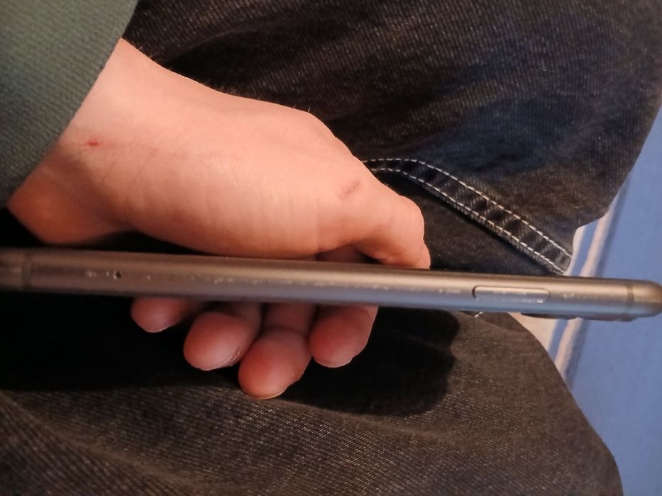 Продам айфон 11 срочно