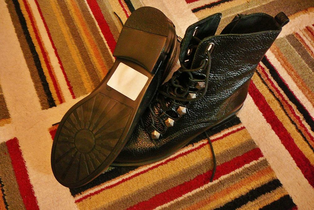 Нови, необувани, дамски боти. Естествена кожа.