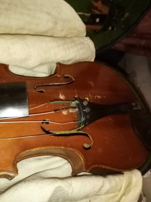 Стара цигулка с калъф